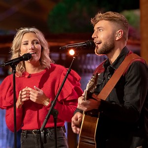 Tabitha: “Dit is zo bijzonder. Ik wist niet dat het zo’n goed liedje was. Kanonnen!'' Suzan & Freek trappen de vierde aflevering van Beste Zangers af met het nummer ‘Het spijt me niet’, van Tabitha. Een nummer dat gaat over vrijheid, doen waar je in gelooft en je ’gut-feeling’ volgen. | Beste Zangers