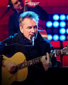 Dag Henny 🤍 Vanmiddag kwam het bericht dat Henny Vrienten op 73-jarige leeftijd is overleden. . . . . Henny Vrienten was een jaar geleden te gast in 'On Stage' waar hij zijn ideale muziekavond samenstelde. Die aflevering kijk je op NPO Start. | NPO Start