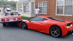 Elle gare sa Mercedes 380 SL sur une Ferrari 458 Spéciale ! | L'Automobile Magazine