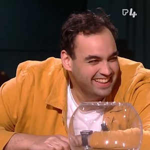 Pesten op het werk? Neen hoor, alleen maar liefde voor Kamal! 🍏 Scheire en de Schepping, straks om 20u35 op Play4 en GoPlay.be. | Play