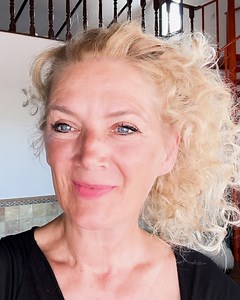 Eindelijk is het zover! 🌍 Vanavond deel ik mijn droom in Ik Vertrek. Wie kijkt er met me mee? 📺 20.35 uur op NPO 1 🎉" | Ik Vertrek