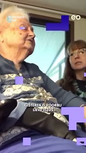 Wat een krachtige stem heeft deze 93-jarige vrouw! ❤ En wat een ontroerende tekst, haar zoon die haar op de gitaar begeleidt houdt zijn tranen maar met moeite tegen... 🥹 Thanks to: Gary Talley | Nederland Zingt (EO)