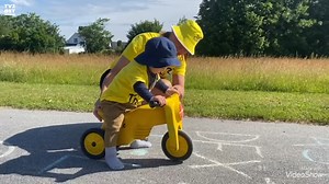 Tour de France drønede igennem regionen i weekenden. Det er blevet fejret i alle aldre - også hos 'Boblerne' i Fensmark. | TV2 ØST