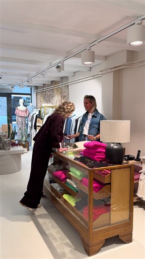 Wanneer je zo obsessed bent met je nieuwe outfit, dat je hem niet meer uit wil trekken en dan maar op deze manier je outfit afrekent 🤣 Sla deze video op & probeer het zelf! 💁🏼‍♀️ #bijmarlies #fashionreel #outfitstyling #outfitreel #delft #fashion #ootd #outfitideas #newinfashion #outfitoftheday