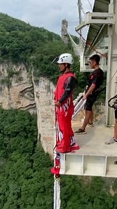 👆 Klik op de beelden om de video te vergroten 👆 Vanaf nu kun je van de hoogste brug ter wereld bungeejumpen. Bekijk hieronder de indrukwekkende beelden. | VRT NWS