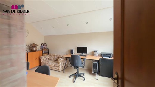 Nieuw in verkoop: Rubenslaan 7 - Nijkerk 🏡 Wonen in het groen, aan de rand van Nijkerk In een zeer groene en geliefde woonwijk aan de rand van Nijkerk vind je deze verzorgde helft van een dubbel woonhuis. Hier word je ’s ochtends gewekt door fluitende vogels en wandel je zo langs het groen en de grote vijverpartij. Ook het buitengebied ligt op loopafstand, terwijl je net zo gemakkelijk het centrum en het station bereikt. Rust en bereikbaarheid gaan hier perfect samen. De woning is aan de achter