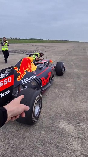 Bugatti Chiron vs F1 Car Drag Race: Who Will Win?