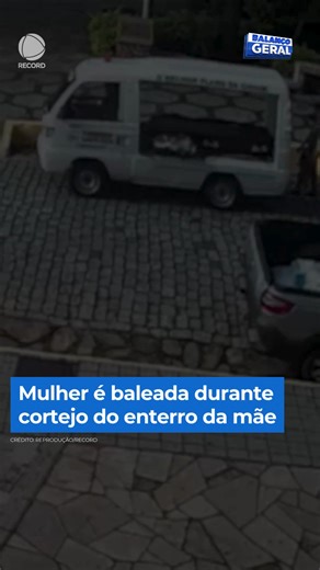 Uma mulher foi baleada durante o velório da própria mãe, em Minas Gerais. O crime aconteceu em frente à igreja, e imagens registraram todo o ocorrido: dois homens em uma motocicleta foram vistos efetuando os disparos. A vítima foi socorrida e levada ao hospital após ser atingida por três tiros. Um dos disparos também atingiu o caixão onde o corpo estava sendo velado. As autoridades seguem investigando o caso e buscam pelos responsáveis. #BalançoGeralManhã 👉 Assista à reportagem completa do #Bal