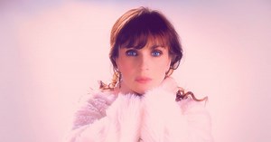 “Ik hoop dat er in Vlaanderen nog plek is voor mij”: voormalig ‘Familie’-actrice Anneke van Hooff maakt comeback