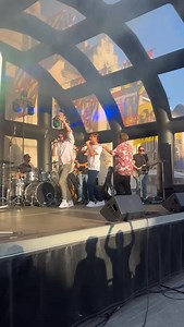 Bekende Vlamingen, grote hits en een publiek dat elke letter meebrult… dat is De Meezingers! Vaste frontman @stefpoelmans en zijn liveband nodigen enkele gastartiesten uit om met hun mee te zingen. Afgelopen zomer waren dat o.a. Koen Crucke, Tinne Oltmans, Erik Goossens, Kristof Goffin en Ivan Pecnik. Boek ons voor jouw event op www.fomoproducties.be #DeMeezingers #Fomo #FomoProducties #Meezingen #Singalong #StefPoelmans #VlaanderenZingt #Coverband #Partyband #KoenCrucke #TinneOltmans #KristofGo