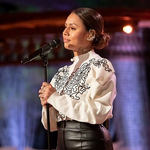 In Beste Zangers zingt Tabitha het nummer ‘My land is jou land’ zo mooi in het Zuid-Afrikaans voor Stef Bos. Een pittig nummer waarover ze zelf zegt: “Eén persoon kan de boodschap van dit nummer niet dragen, dat moet een heel volk doen. Dat maakt het zo ontiegelijk spannend en zwaar om te zingen.” | Beste Zangers