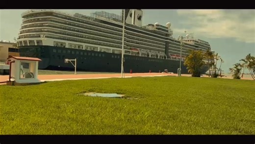 El día 7 de octubre, arribó al puerto de Puerto Vallarta el crucero “Nieuw Amsterdam” . Arribó al muelle No. 1, proveniente de Ensenada, Baja California, tras haber iniciado su travesía en Vancouver, Canadá. Este crucero realiza un itinerario de 13 días, con destino final en San Diego, California. Su arribo se adelantó debido a las condiciones climáticas derivadas del huracán Priscila. A bordo transportaba 2,026 pasajeros y 865 tripulantes. El “Royal Princess” atracó en el muelle No. 3, proceden