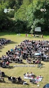 Nederland zingt ook op vakantie! ❤🎶 Schitterende beelden van Nederlanders die vanaf hun camping in Frankrijk (met klapstoel) naar de kerk gaan 😃 Beeld: Beter-uit vakantiepark La Draille | Nederland Zingt (EO)