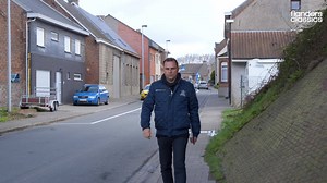 De renners kijken enorm uit naar de Ronde van Vlaanderen en haar massa fans. Maar zoveel volk langs de kant van de weg brengt ook een klein, of een groot, probleem met zich mee. Wij lieten Luc Haekens op zoek gaan naar een passende oplossing! 💦💩 #RVV19 #PlasGate | Ronde van Vlaanderen