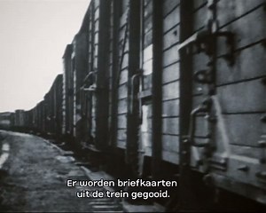 Nooit meer Auschwitz. Dit concentratiekamp werd 75 jaar geleden bevrijd. Onder andere joden, homo's en Roma en Sinti werden tijdens de Tweede Wereldoorlog in volle veewagons naar vernietigingskampen als Auschwitz vervoerd en omgebracht. Op Schooltv.nl vind je video's voor diverse leeftijden over de concentratiekampen en vervolging in de Tweede Wereldoorlog ➡️ http://bit.ly/Schooltv--concentratiekamp | Schooltv