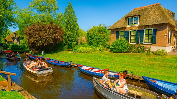 Giethoorn Wandeltour – Een Betoverend Dorp met Rietgedekte Huizen (4K)