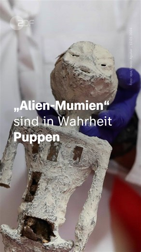 Die beiden Figuren, die in einem Pappkarton in den Büros des Kurierdienstes DHL am Flughafen von Lima auftauchten, sahen aus wie mumifizierte Körper in traditioneller Andenkleidung. Einige Medien spekulierten daraufhin über einen möglichen außerirdischen Ursprung. | ZDF heute
