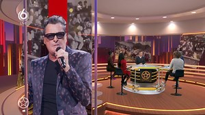 Barry Hay is donderdagavond door tijdschrift JFK uitgeroepen tot de Greatest Man van 2022. De zanger van Golden Earring kreeg de prijs uitgereikt in Holland Casino in Amsterdam.🤩 | Shownieuws