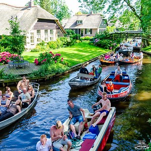 Giethoorn is a beautiful town in the Netherlands without streets Credit: The Flying Dutchman bit.ly/3TTzecc | Be There