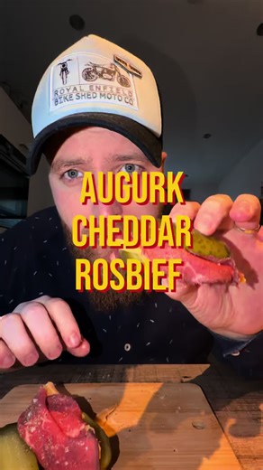 De ‘Pickle Sandwich’ oftewel een augurk opengesneden met daarop beleg en vandaag proberen we hem met een beetje cheddar, rosbief, zout en peper..en guess what..het werkt gewoon!!! 😂🥒🧀 #HapSlikWeg #Review #Recept #Augurk