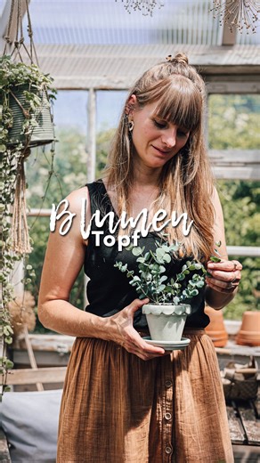 Micha Eiber on Instagram: "BLUMENTOPF ♡ Wollte das schon seit Ewigkeiten ausprobieren — einen Tontopf mit lufttrocknender Modelliermasse ein bisschen aufhübschen. Ich habe die Modelliermasse ein Stück über den Topfrand gezogen. Es empfiehlt sich auf jeden Fall, den Ton nicht zu dünn auszurollen — das ist mir nämlich beim Topf mit dem dunklen Grün passiert, und dort ist der Rand ein bisschen gerissen. Aber das finde ich persönlich gar nicht schlimm, im Gegenteil! 😊 Zur Sicherheit habe ich die no