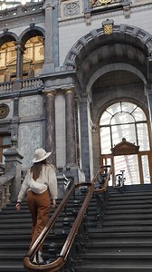 Anvers en quelques secondes ✨ Explorez la ville, de la Cathédrale Notre-Dame à la Grand Place , en passant par la fascinante bibliothèque patrimoniale. Chaque coin de cette ville dynamique offre une nouvelle surprise. Anvers vous attend ! 📸 @bestjobers ©TTW Production | Visit Flanders FR