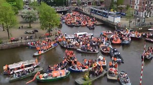 Mooie beelden van de bootjes in Amsterdam! Verdomme wat een drukte! | dumpert.nl