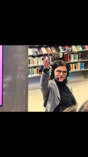 #77. Dag Van De Wetenschap. Twas zo fijn om er te zijn. Op de Trap Van Wolken en Steen in Bibliotheek De Krook, samen met mis-maatje Béné. Het publiek kreeg funky Fonkel koptelefoons. Zo was het toch net écht een podcast, met publiek. Txs FWO, RELAAS, Arnaud Zonderman , Universiteit Gent, en Vertalen, Tolken en Communicatie - UGent voor de steun, communicatiecampagne én vlekkeloze organisatie van opnieuw een live editie van Missen is Wenselijk. Ook in Brussel en Antwerpen vandaag! #MissenisWense