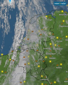 Het is een drukkend warme middag, maar de zon gaat inmiddels schuil achter hoge en middelhoge bewolking. Het blijft de komende uren wel vrijwel overal droog. | Weer & Radar Nederland