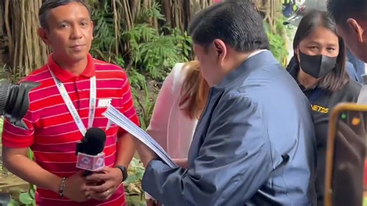 WATCH: Sen. Jinggoy Estrada arrives at the Quezon City Prosecutor’s Office to file perjury charges against former Bulacan assistant district engineer Brice Ericson Hernandez, who earlier linked the senator to alleged anomalous infrastructure projects. | via Faith Argosino, INQUIRER.net | INQUIRER.net