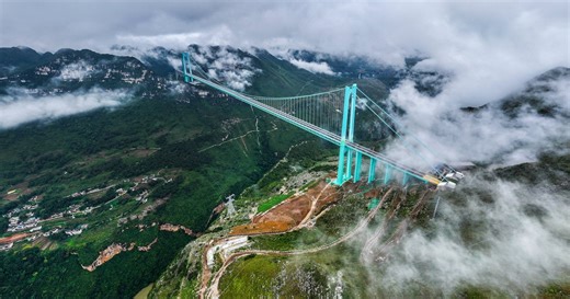 China neemt hoogste brug ter wereld in gebruik: bijna twee keer groter dan Eiffeltoren