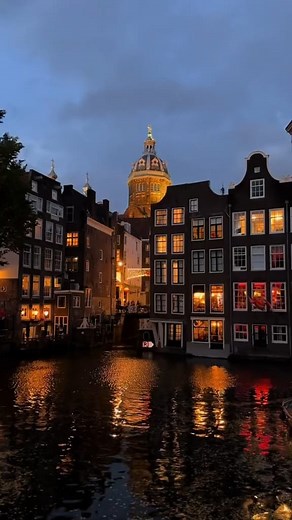 AMSTERDAM AT NIGHT 🥰 Spending a night in Amsterdam is a magical experience where the historic canal belt transforms into a tranquil, shimmering wonderland. The glow of countless bridge lights reflects perfectly on the dark, still water, illuminating the graceful 17th-century gabled houses. Beyond the peaceful canals, areas like Leidseplein and Rembrandtplein buzz with energy, offering a vibrant nightlife of cozy "brown cafés," live music venues, and exciting clubs. Whether you're taking a roman