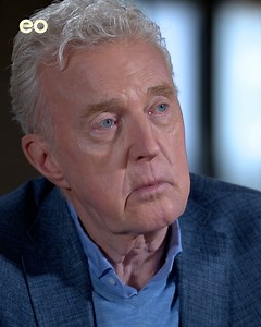 André van Duin: iedereen kent hem vooral van zijn grapjes, maar wie kent hem écht? 💜 Hoewel André in zijn leven veel dierbaren is verloren, schuift hij dit verdriet liever voor zich uit. Maar als hij vertelt over het grote verlies van zijn partner Martin lijkt het er toch op dat hij zijn masker even laat zakken. 😔 📺 Kijk deze aflevering van ‘De Kist’ nu op NPO Start: https://www.npostart.nl/de-kist/12-02-2023/VPWON_1344902 | Evangelische Omroep (EO)