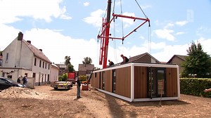 Tiny houses, made in Limburg Een duurzame, kleine houten woning, oftewel een CUBE-woning: het zou een oplossing kunnen zijn voor het woningtekort in onze provincie. Een bedrijf in Swalmen ontwerpt, maakt en levert al een aantal jaar een soort kubuswoningen. | L1