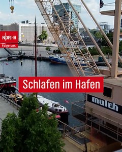 Urlaub auf dem Wasser. Vor sieben Jahren haben sich Marcel und Heike Klovert ihren Traum erfüllt und sind von ihrer Altbauwohnung in Wilhelmsburg aufs Wasser gezogen. Ihr neues Zuhause: das kleine Binnenschiffer-Quartier im Heck eines 100 Jahre alten Frachtschiffs. Zwei Jahre hat es dann gedauert, bis sie aus dem Frachtraum der "Lydios" ein Hotelschiff gebaut hatten - unter dem passenden Namen "Schlafen im Hafen". Mittlerweile ist das Hotel so beliebt, dass Marcel nun auch noch ein altes holländ