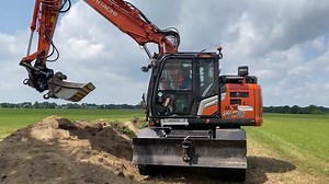 In juli nam Gerrits Zwinderen BV een nieuwe Hitachi ZX155W-7 in gebruik. Ze maakten direct van de mogelijkheid gebruik om hier een mooie video van te maken en uitleg over de nieuwe aanwinst te geven! 🧡 🌟 Uitgerust met een zuinige motor voor verminderd brandstofverbruik en milieu-impact. 💪 Een waardevolle toevoeging aan ons machinepark, waarmee we onze mogelijkheden voor uiteenlopende projecten vergroten. 🏢 De vernieuwde cabine biedt een uitzonderlijke werkomgeving voor machinisten, met ruimt
