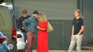 Matthijs van Nieuwkerk en zijn grote liefde ﻿Martha hebben het duidelijk nog erg leuk samen. Op de rode loper van de première van documentaire Wolf zijn ze stralend gespot... #shownieuws #sbs6 | Shownieuws