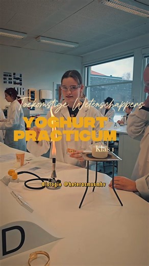 🔬 Practicum Biologie op Het Erasmus MHV! 🥛 Bij het Thema Ordening gaan onze leerlingen uit klas 1 aan de slag met een echt yoghurtpracticum! In het filmpje zie je hoe zij vol enthousiasme samenwerken en oefenen met belangrijke onderzoeksvaardigheden. Met de brander, het bekerglas en andere materialen leerden ze niet alleen hoe je veilig werkt in het practicumlokaal, maar ook hoe je als onderzoeker denkt en doet. Zo ontdekken ze op een praktische manier hoe wetenschap letterlijk leeft! Bij biol
