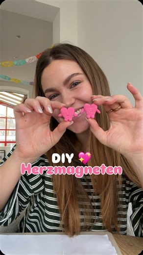Mara on Instagram: "Kleine DIY Herzmagneten aus lufttrocknender Knete 💖 @hey.clay unbezahlte Werbung weil Geschenk vom Rewe haha (geht auch mit lufttrocknendem Ton) #diyidee #heyclay #magnet"