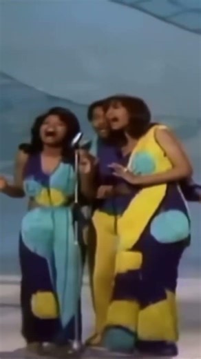 The 5th Dimension performing Aquarius (1969). #soul #funk #fifthdimension