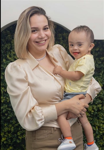 “La vida no cuenta cromosomas, sino cómo somos.” Hay historias que llegan al corazón. Hoy recordamos que cada niño es único, con su propia forma de ver el mundo, de amar y de enseñarnos todos los días. Este testimonio nos invita a mirar con más empatía, a acompañar con amor y a entender que lo más importante siempre será cómo cuidamos y apoyamos a cada familia en su proceso. 💛💙 En el Hospital Vivian Pellas, seguimos caminando junto a cada familia con cercanía, confianza y humanismo.