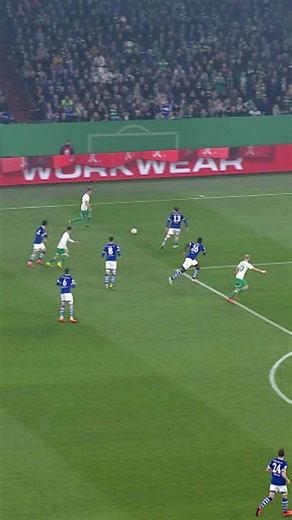 Happy Birthday zum 33. Davy Klaassen. 🥳 Sein Tor im DFB-Pokal-Viertelfinale 2019 gegen Schalke 04 aus allen Winkeln seht ihr hier 👉 svw.de/klaassen-goal-2019 Lass dich feiern, Davy! 💚 | SV Werder Bremen