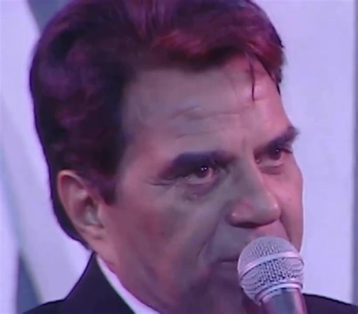 Throwback to the Filmfare Awards, where Dharmendra was honoured for his impact on Indian cinema. With Dilip Kumar and Saira Banu presenting the award and Shah Rukh Khan on stage with him, Dharmendra spoke from the heart and even teased that SRK was his competition. A truly special moment. #dharmendra #filmfareawards #srk | TIMES NOW