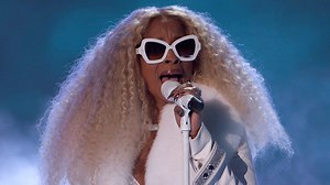 The 2019 #BETAwards Lifetime Achievement Award winner Mary J. Blige performs live with Lil Kim and Method Man. | BET