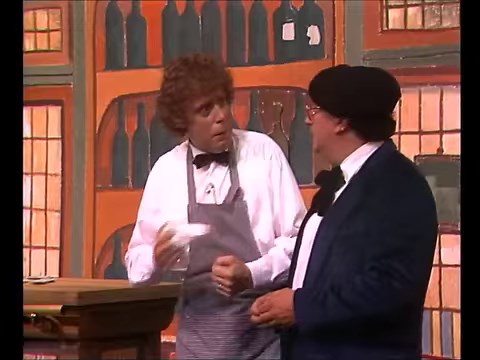 Een hilarische sketch van André van Duin uit de revue '20 Jaar André: Een reis om de wereld in 180 minuten', die in 1985 door de TROS werd uitgezonden. Wat voorafging aan dit fragment: Frans wil een monoloog houden, maar daarbij is geen rol weggelegd voor André. Hij mag wel een 'onopvallende' Parijzenaar spelen op de achtergrond. Dat pakt dus even anders uit. | Media Foyer
