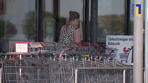 Sinds maandag is het in het openbaar vervoer in Duitsland verplicht om een mondkapje te dragen. Ook verplichten de meeste deelstaten het dragen van een mondkapje in openbare gelegenheden zoals winkels. Limburgers die over de grens naar de winkel gaan, moeten daar dus een mondkapje dragen.😷 Lees meer: https://bit.ly/3bFpXyE #NieuwsuitLimburg #Mondkapjes #Corona | L1 Nieuws