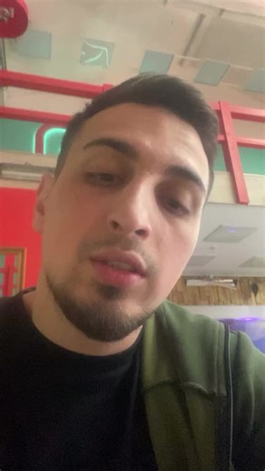 РУСЛАН ВЛЮБЛЁН И ВООДУШЕВЛЁН 😏 Теперь у нас есть телеграмм и МАХ канал ссылка в профиле подписывайся👌 Руслан Асланов, который недавно работал над агрессией с психологом ради отношений с Кариной, похоже, нашёл своё счастье! Парень в отличном настроении и явно готов к новым свершениям. Контекст: Напомним, что у Руслана и Карины были сложности. Девушка даже поставила парня на колени во время ссоры и заявила, что он не умеет целоваться . После этого за дело взялась Клавдия Безверхова, устроив маст