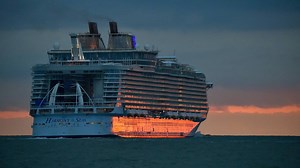 Grootste cruiseschip ter wereld vaart uit