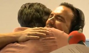 Behoorlijk huilie huilie. Met de lunch was het tijd voor de allerlaatste Holy Moly. Wat zat er onder het folie, Gerard Ekdom? Die lucht! | 3FM