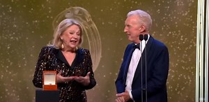 André van Duin tot tranen toe ontroerd tijdens uitreiking Gouden Televizier Ring